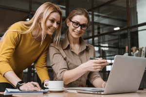 women-8080878_640-1-300x200 アメリカで問題視される「毒職場」：職場環境改善に向けた動きが加速中