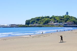 江ノ島ビーチ-300x200 暑さを吹き飛ばす！東京周辺で楽しむ夏のアウトドアアクティビティ5選