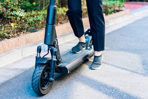電動キックボード-300x200 飲酒運転が17％に上る電動キックボード事故 － 低ヘルメット着用率と摘発急増で浮き彫りになる課題