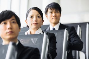 内定式-300x200 「内定辞退」に企業が頭を悩ませる10月、内定式後の辞退も急増中で早期対応が鍵に